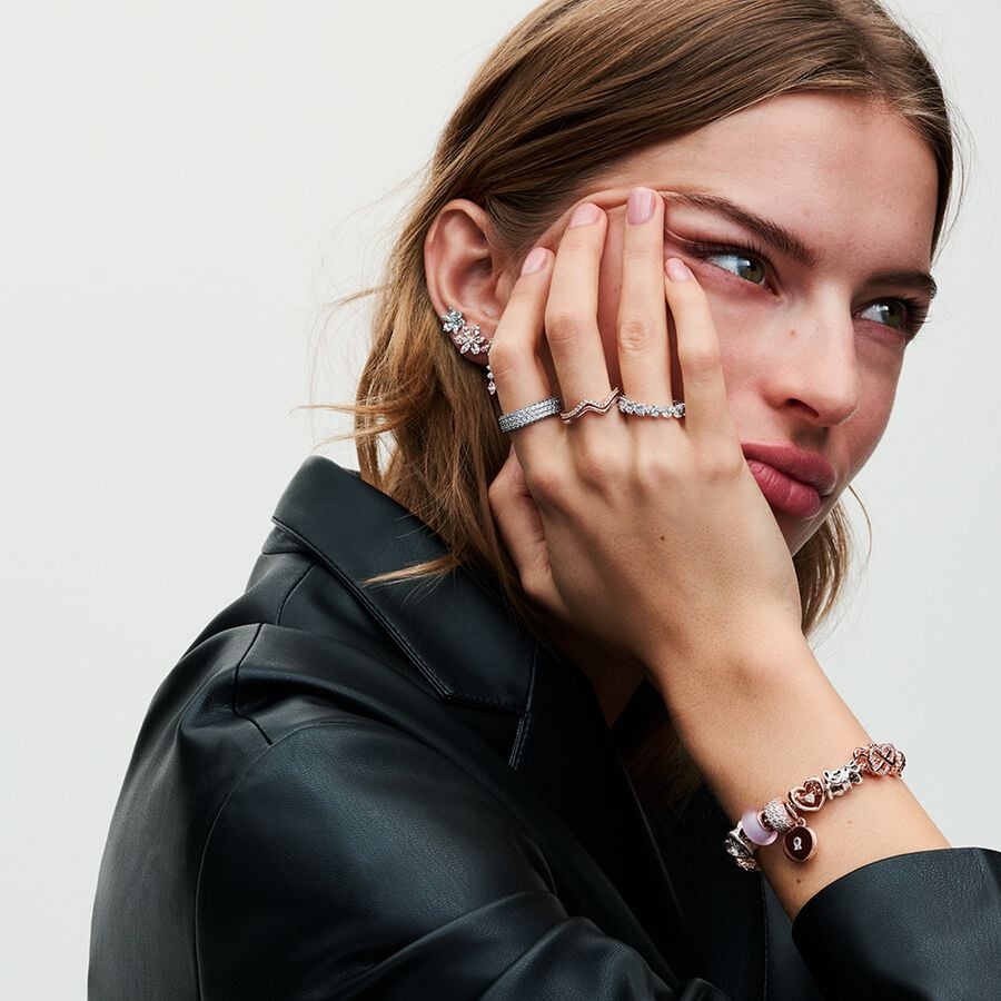 BAGUE ÉTERNITÉ AVEC RANGÉE DE COEURS Pandora JONC À COEURS